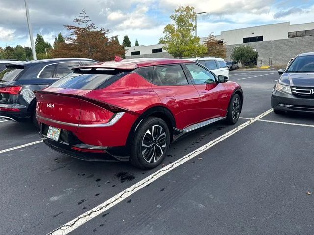 Used 2024 Red Kia Wind image 5