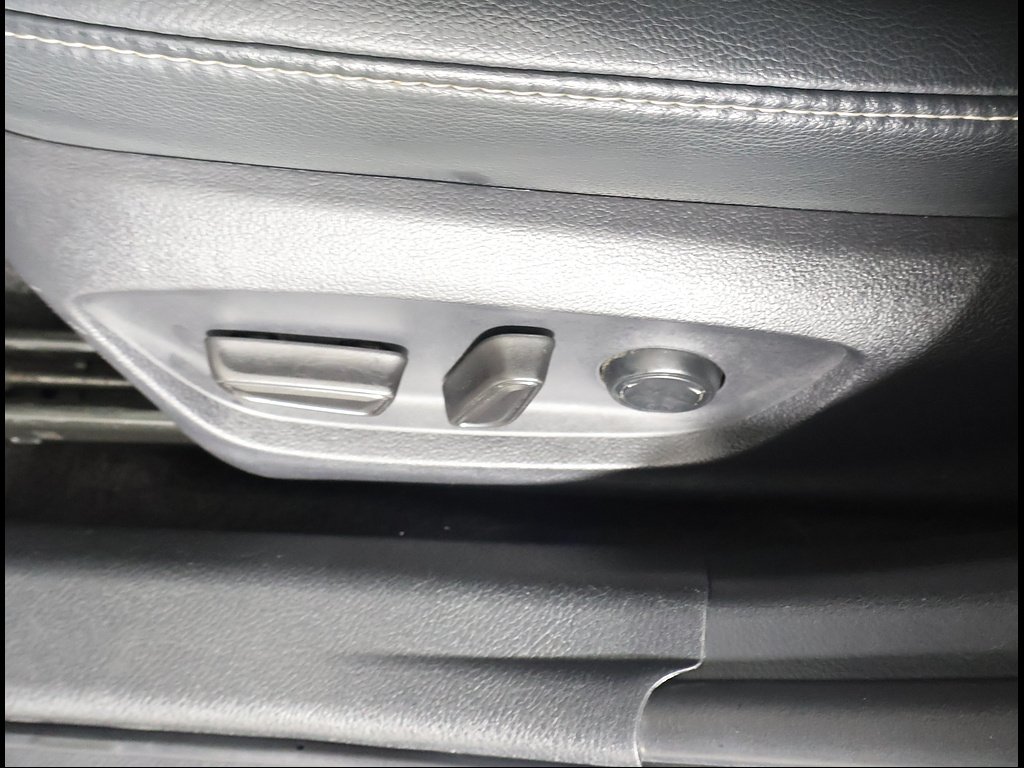 Used 2019 WHITE Toyota XSE image 10
