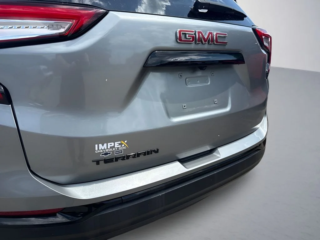 Used 2024 Silver GMC SLE image 33