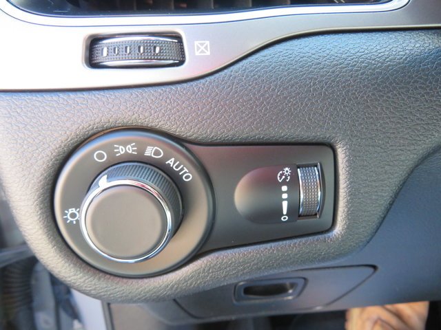 Used 2021 Billet Silver Metallic Clearcoat Jeep Latitude image 33