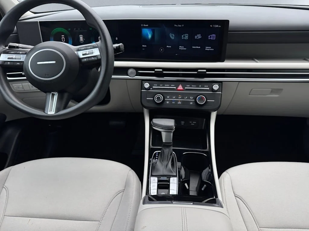 Used 2025 White Hyundai SE image 9