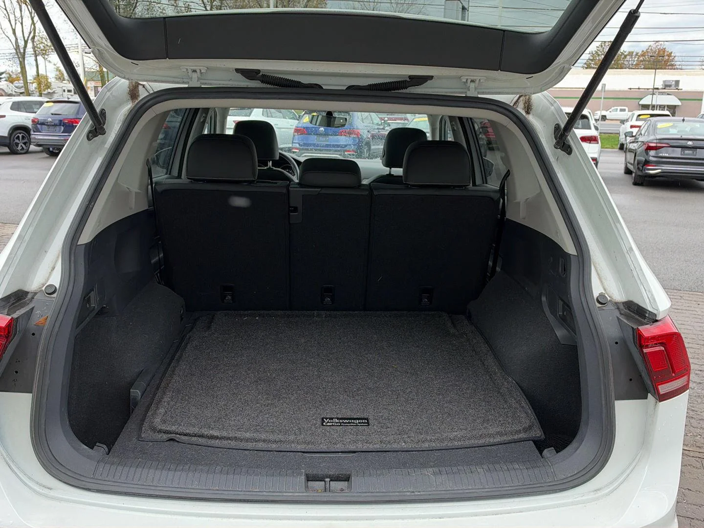 Used 2021 Pure White Volkswagen SE image 7