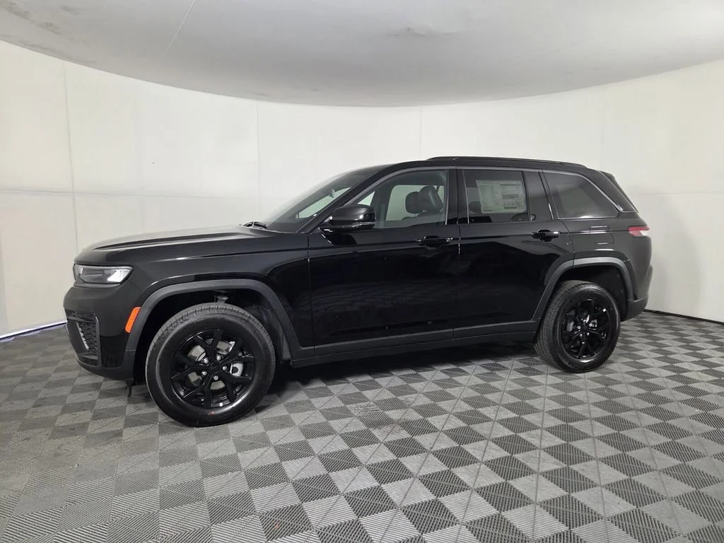 New 2026 Diamond Black Crystal Pearl-Coat Exterior Paint Jeep Laredo Altitude image 6