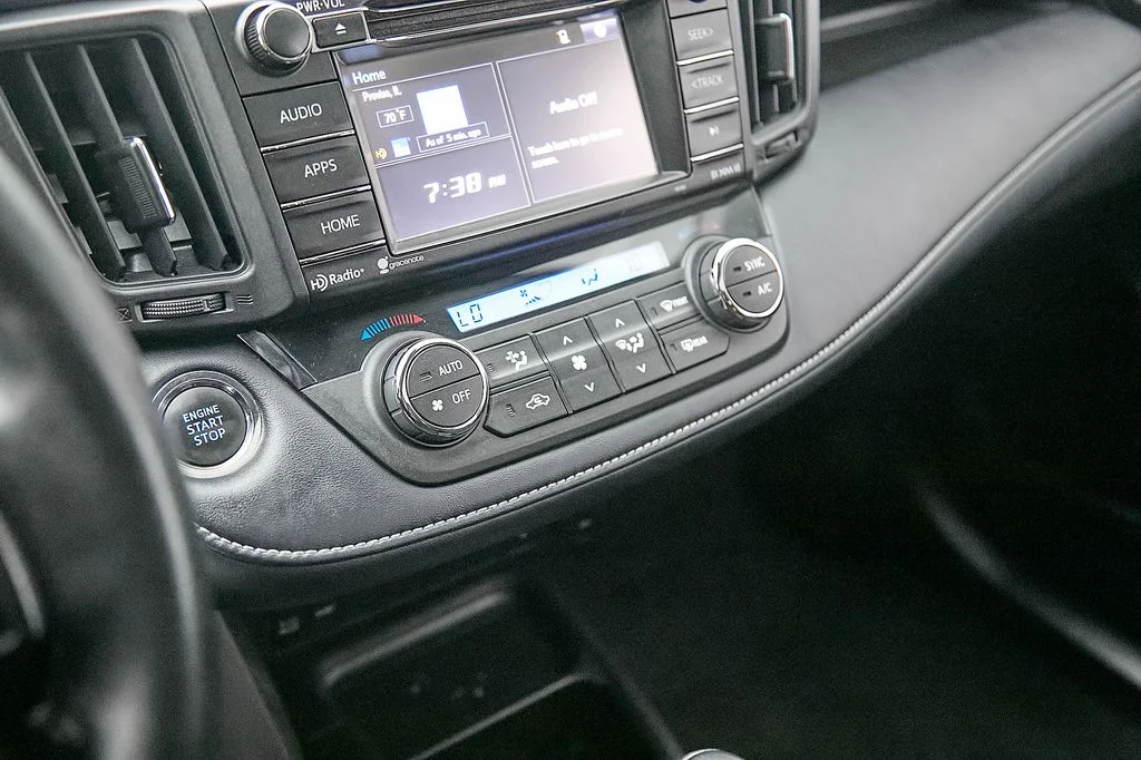 Used 2018 White Toyota XLE image 15