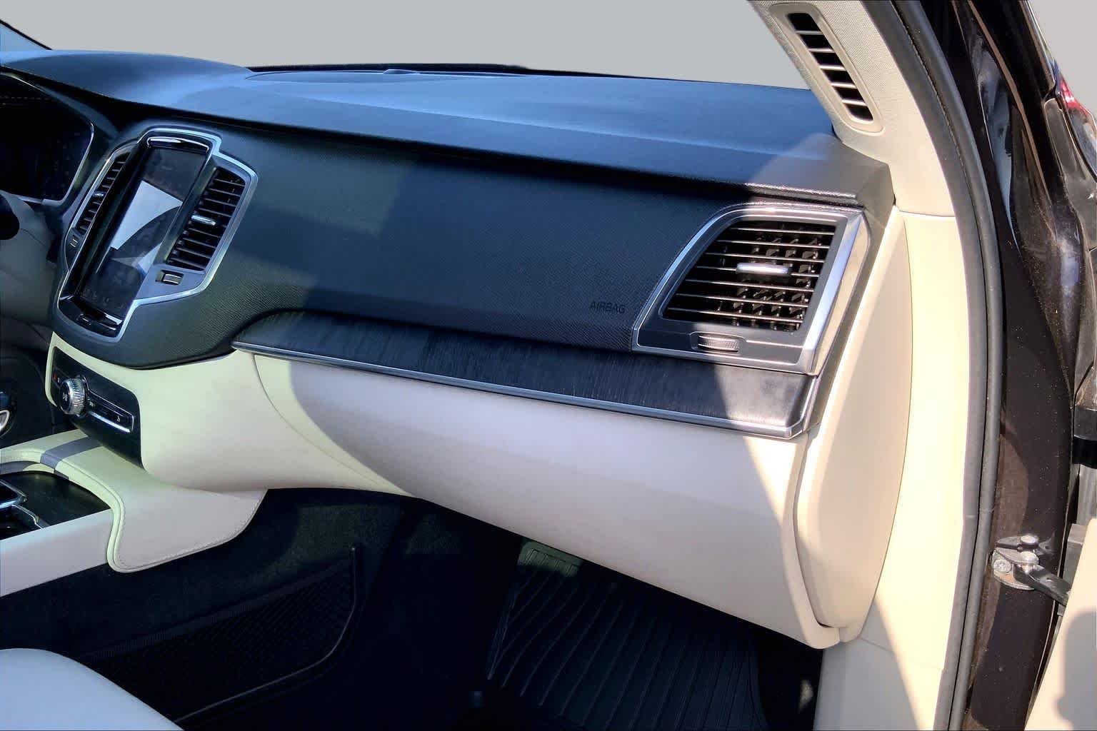 Used 2020 Onyx Black Metallic Volvo Momentum image 18