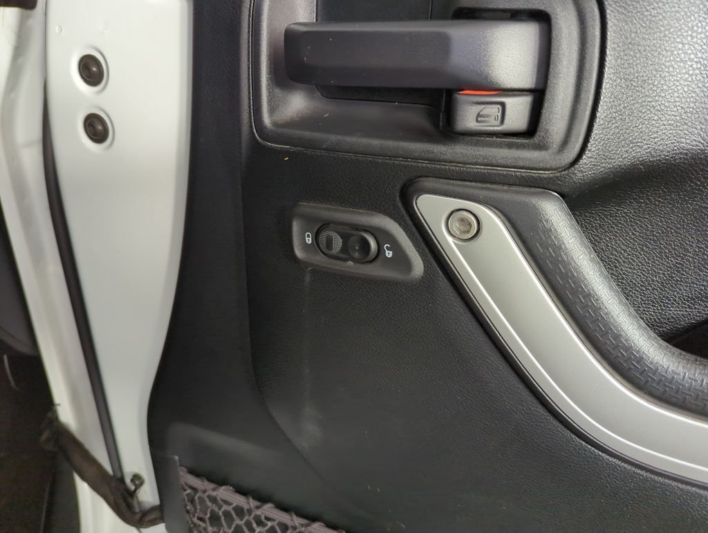 Used 2018 White Jeep Unlimited Sahara image 31