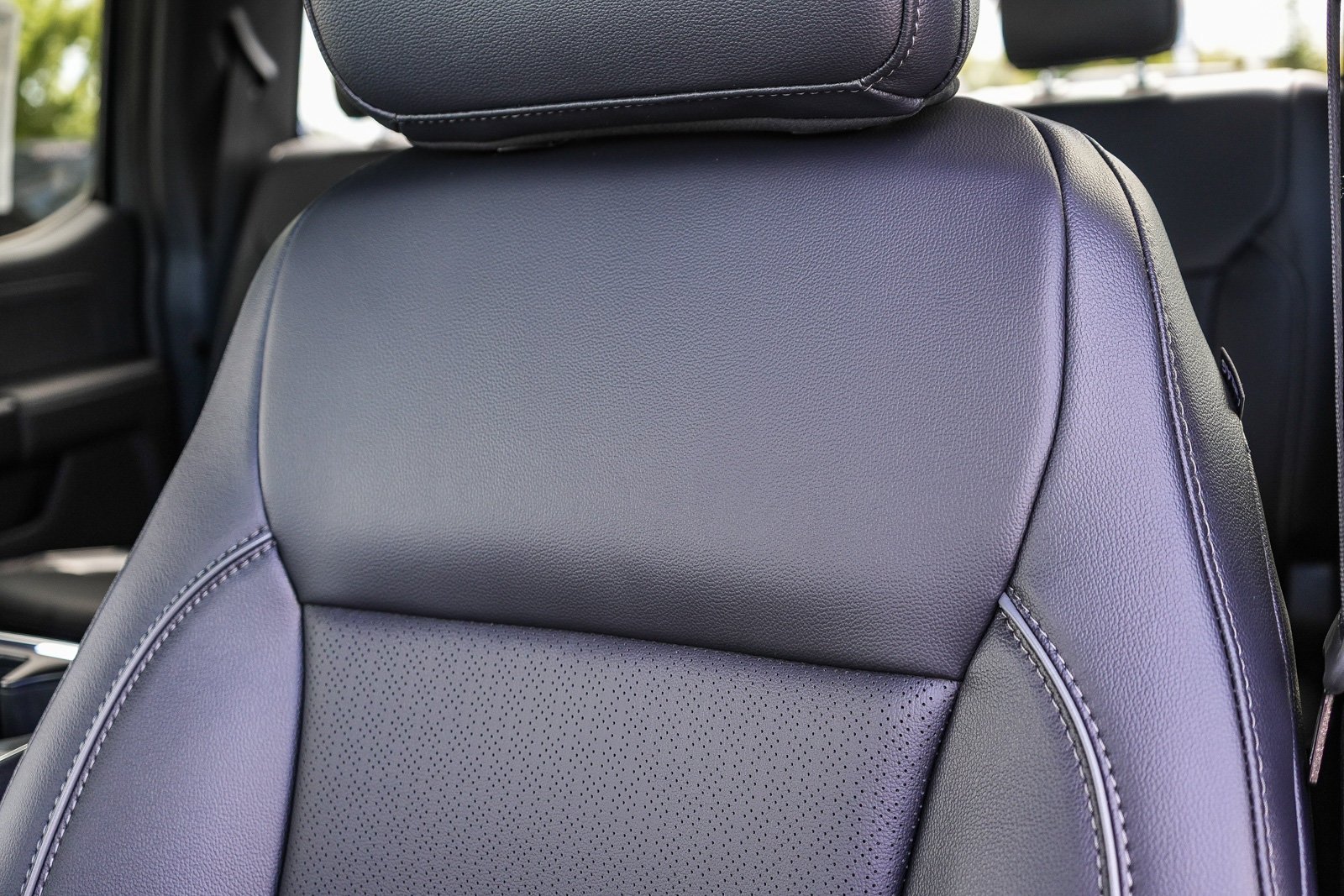New 2026 Carbonized Gray Metallic Ford Lariat® image 28