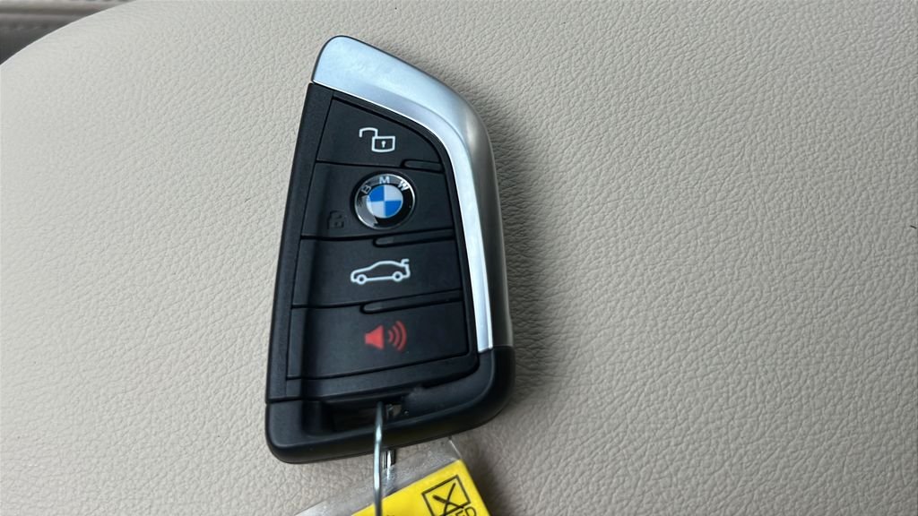 Used 2024 White BMW xDrive30i image 9