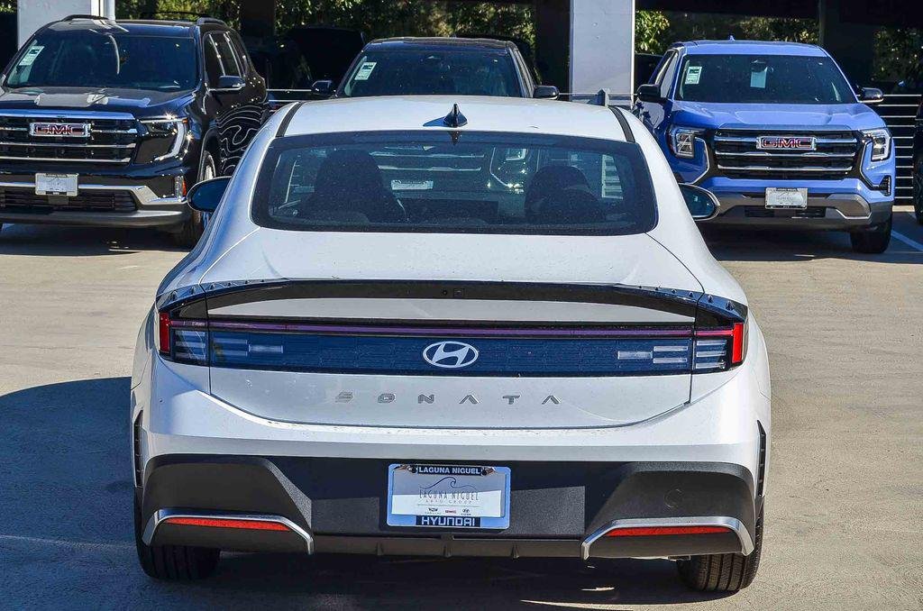 New 2026 White Hyundai SE image 5