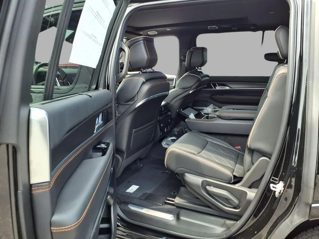 New 2026 High Gloss Black Exterior Paint Jeep Summit Reserve image 23