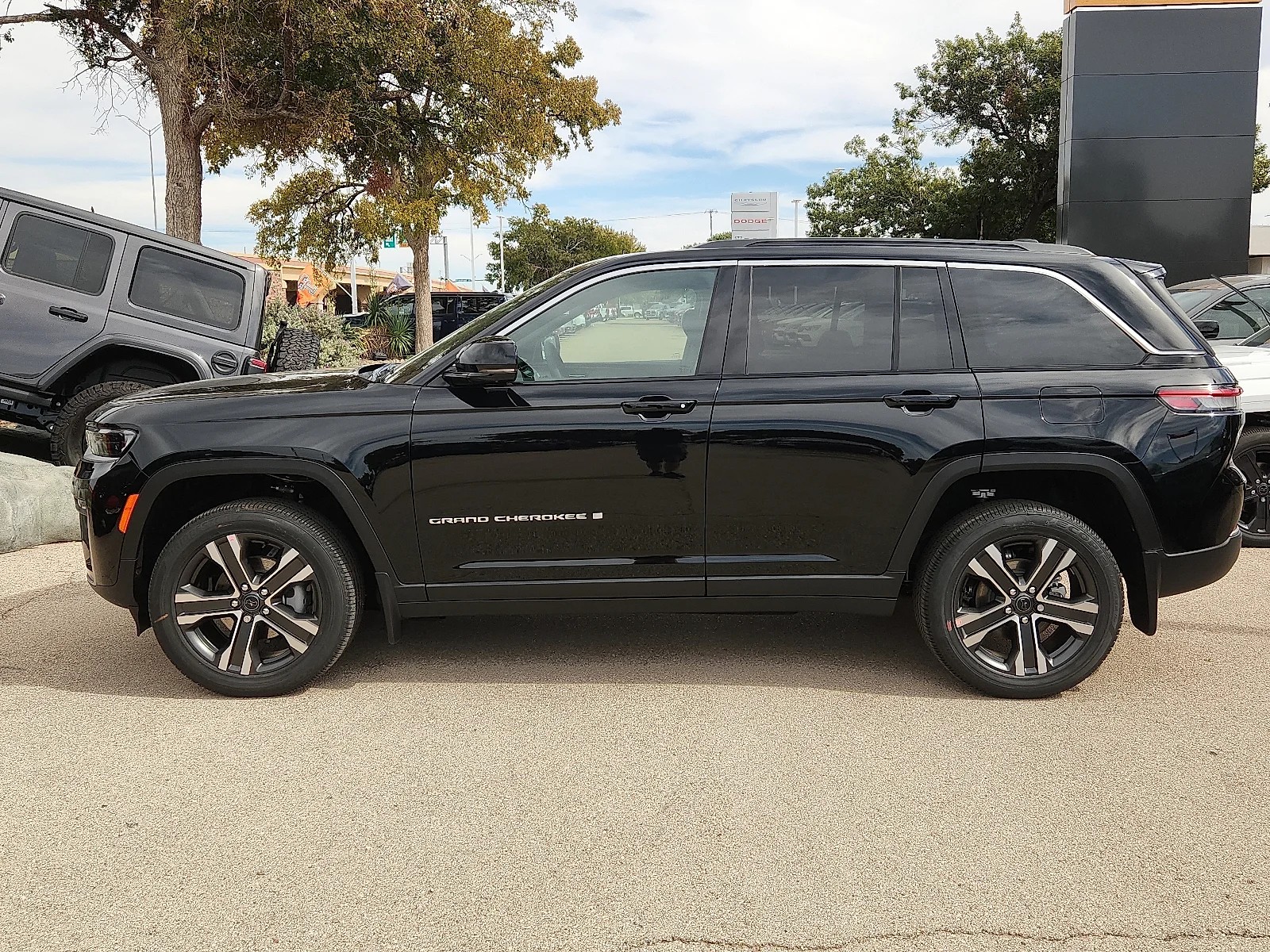 New 2027 High-Gloss Black Paint Jeep LIMITED 4X4 image 2
