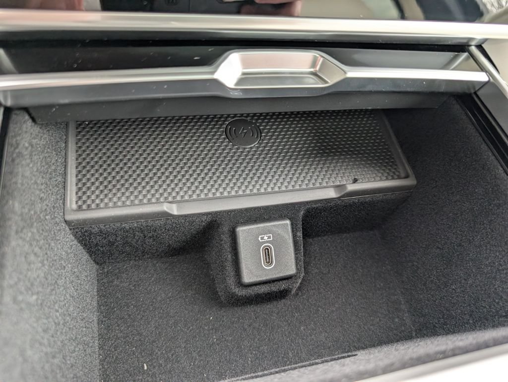 New 2026 Eiger Grey LAND ROVER SE PHEV image 16
