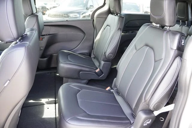 New 2026 Bright White Clear-Coat Exterior Paint Chrysler Select image 12