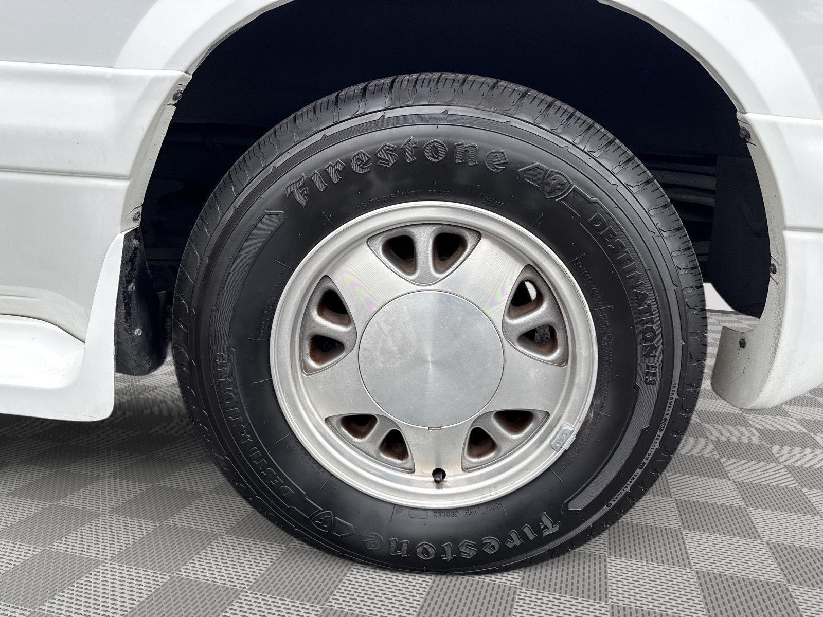Used 2000 Ivory White GMC SL image 8