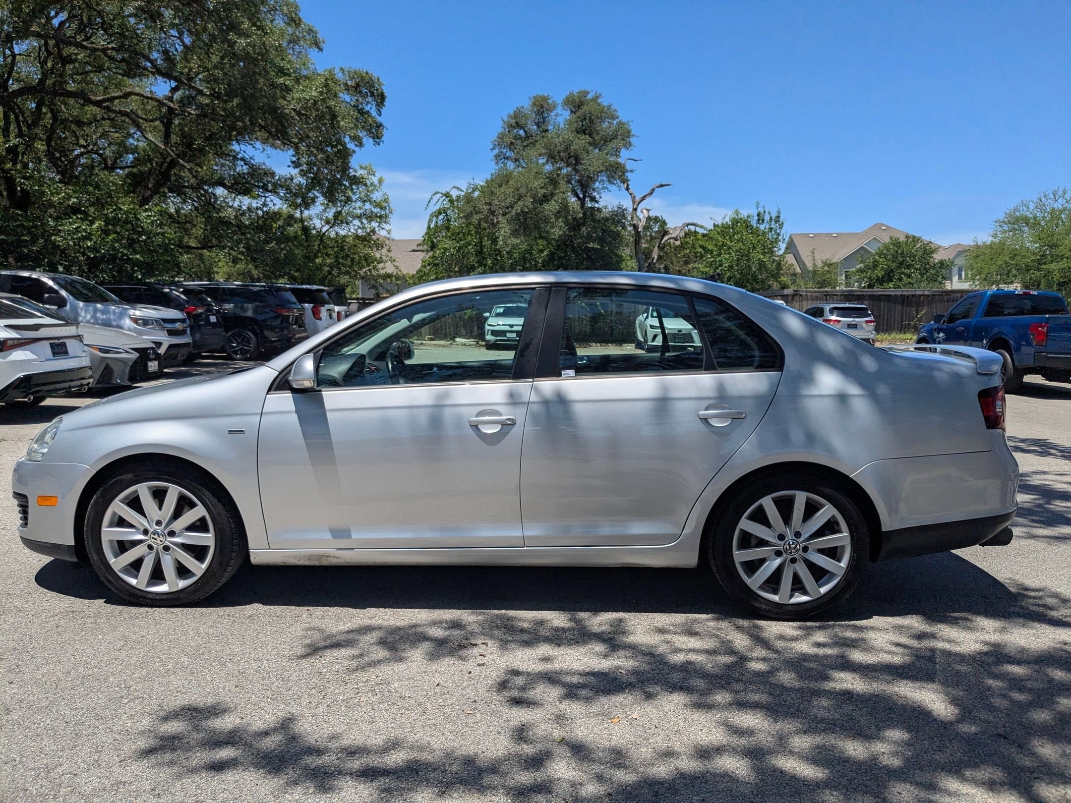 Used 2010 Silver Volkswagen Wolfsburg image 6