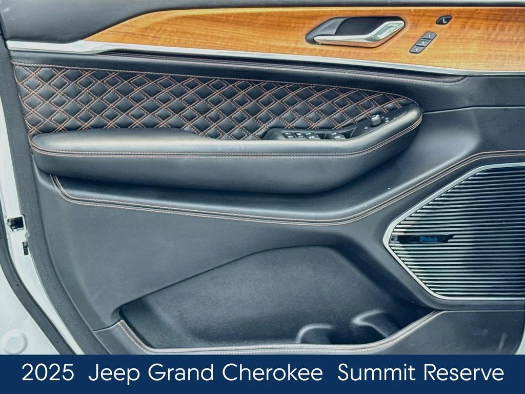 Used 2025 White Jeep Summit Reserve image 17