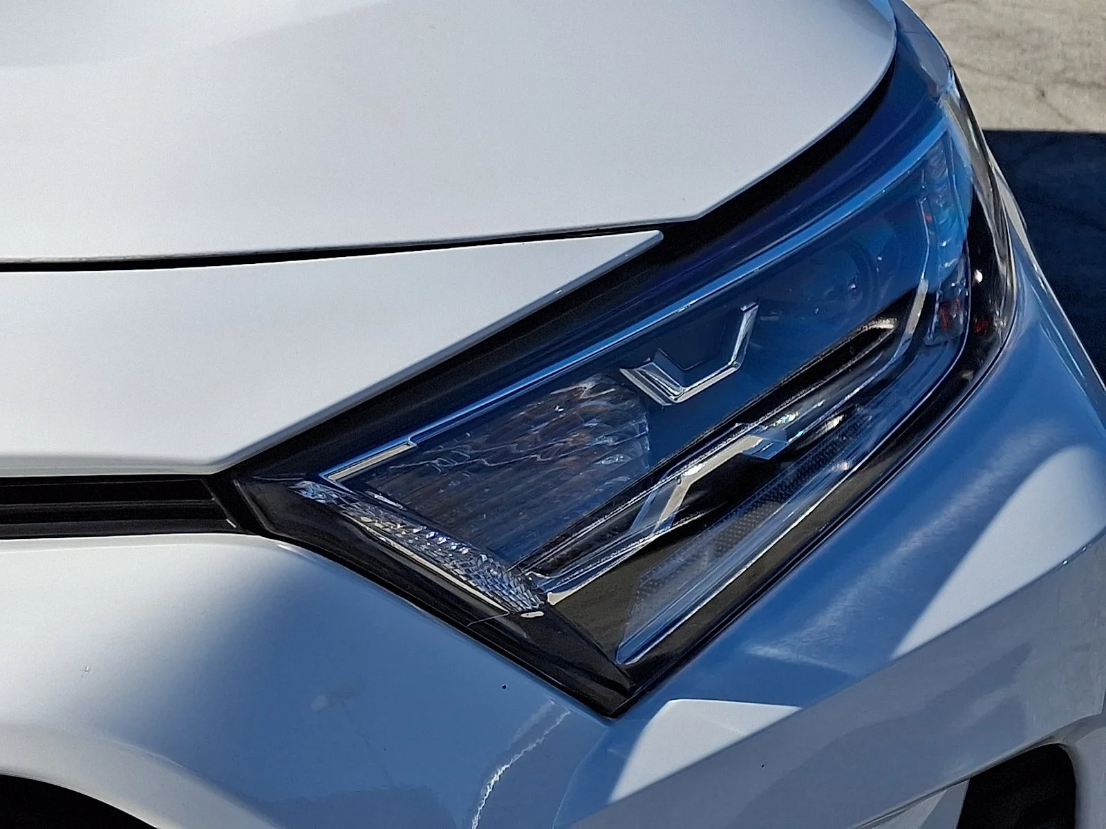 Used 2021 White Toyota XLE image 9