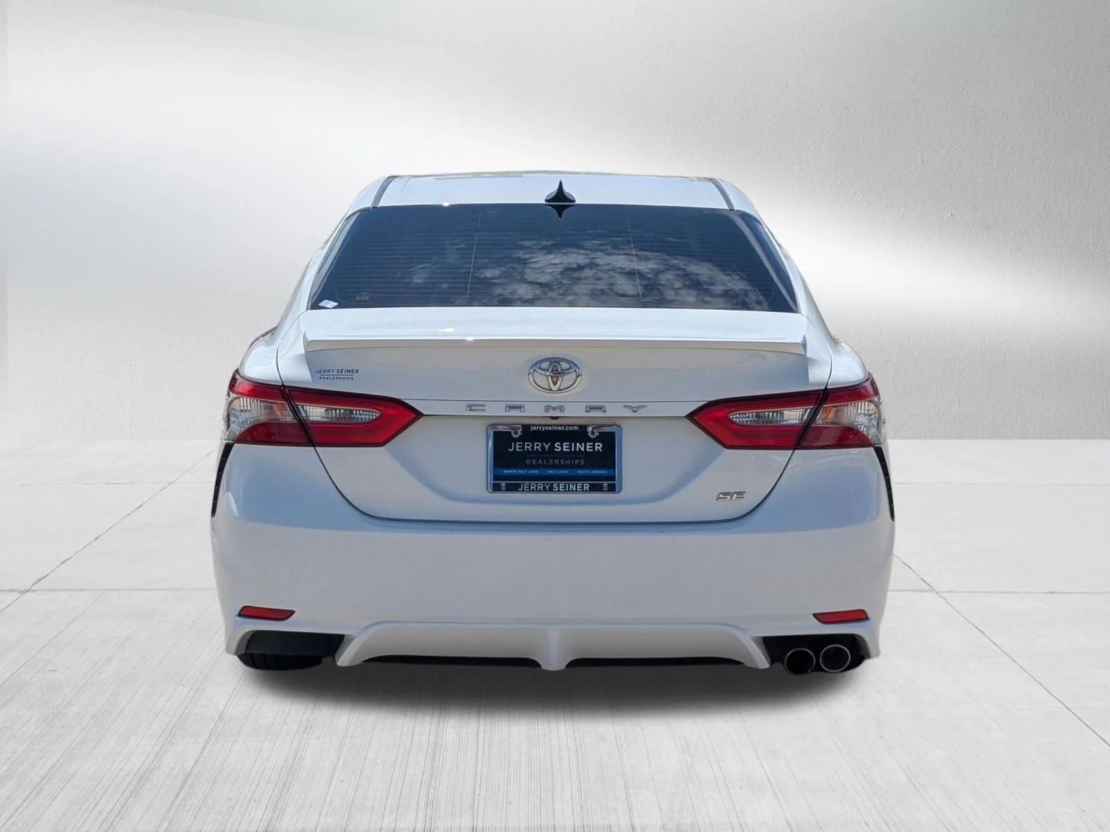 Used 2018 Super White Toyota SE image 4