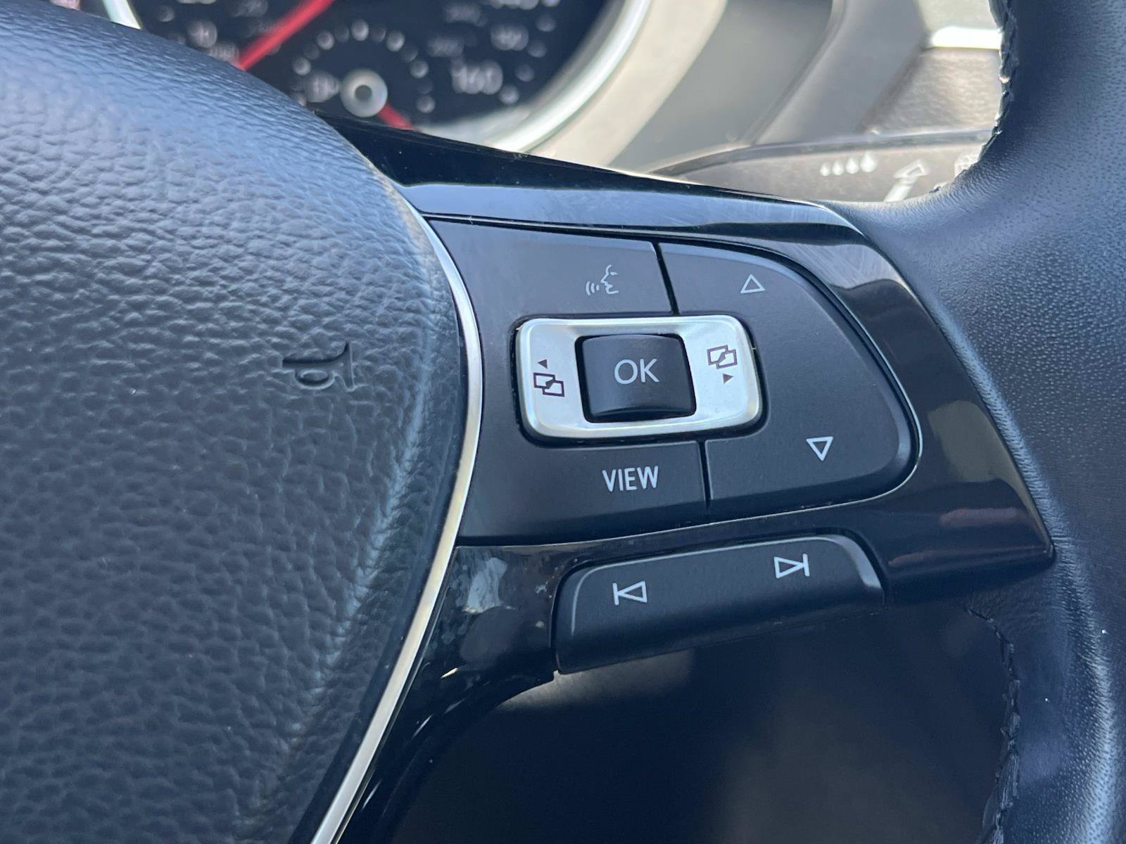 Used 2019 Platinum Gray Metallic Volkswagen SE image 10