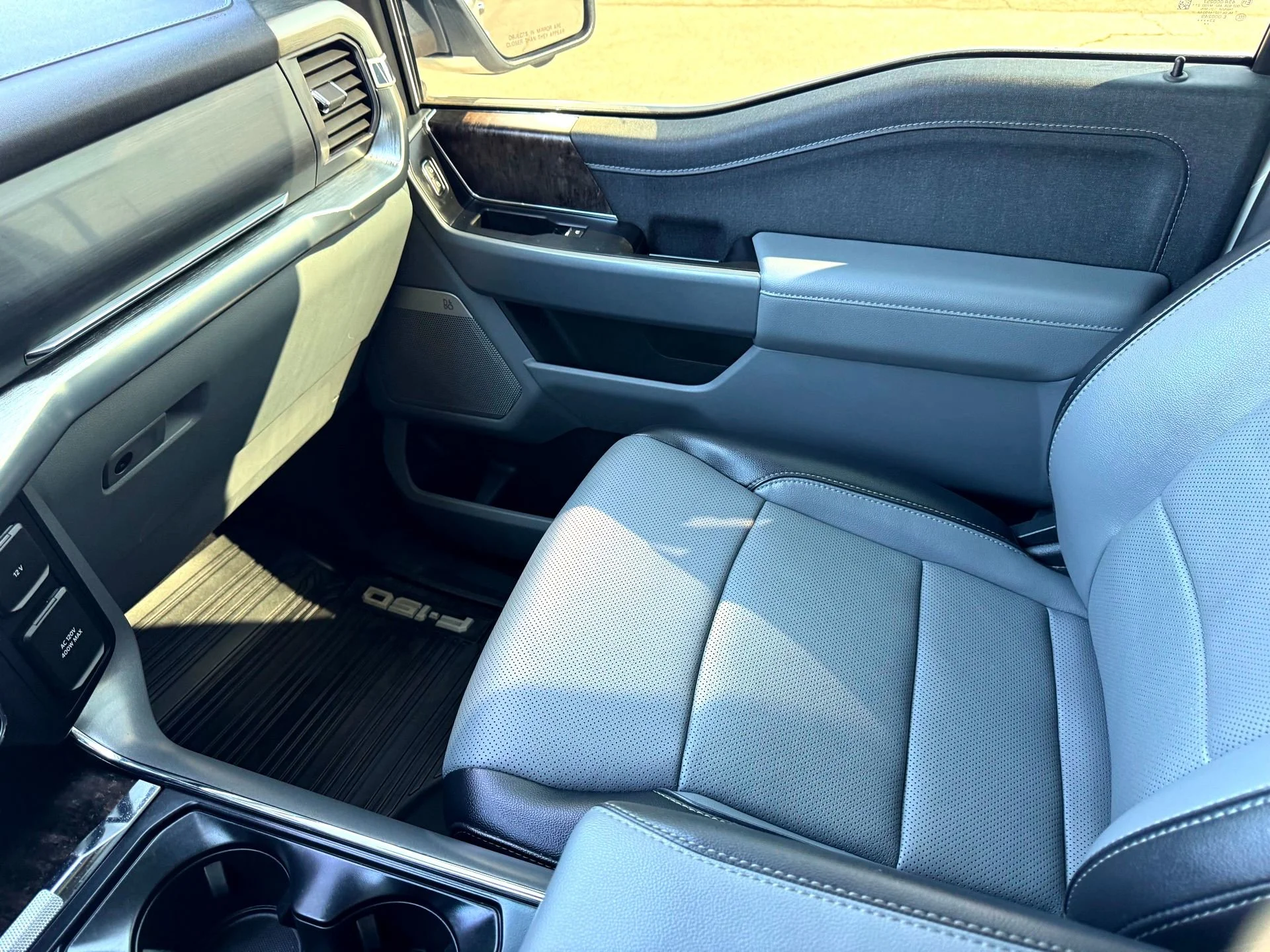 Used 2023  Ford Lariat image 26