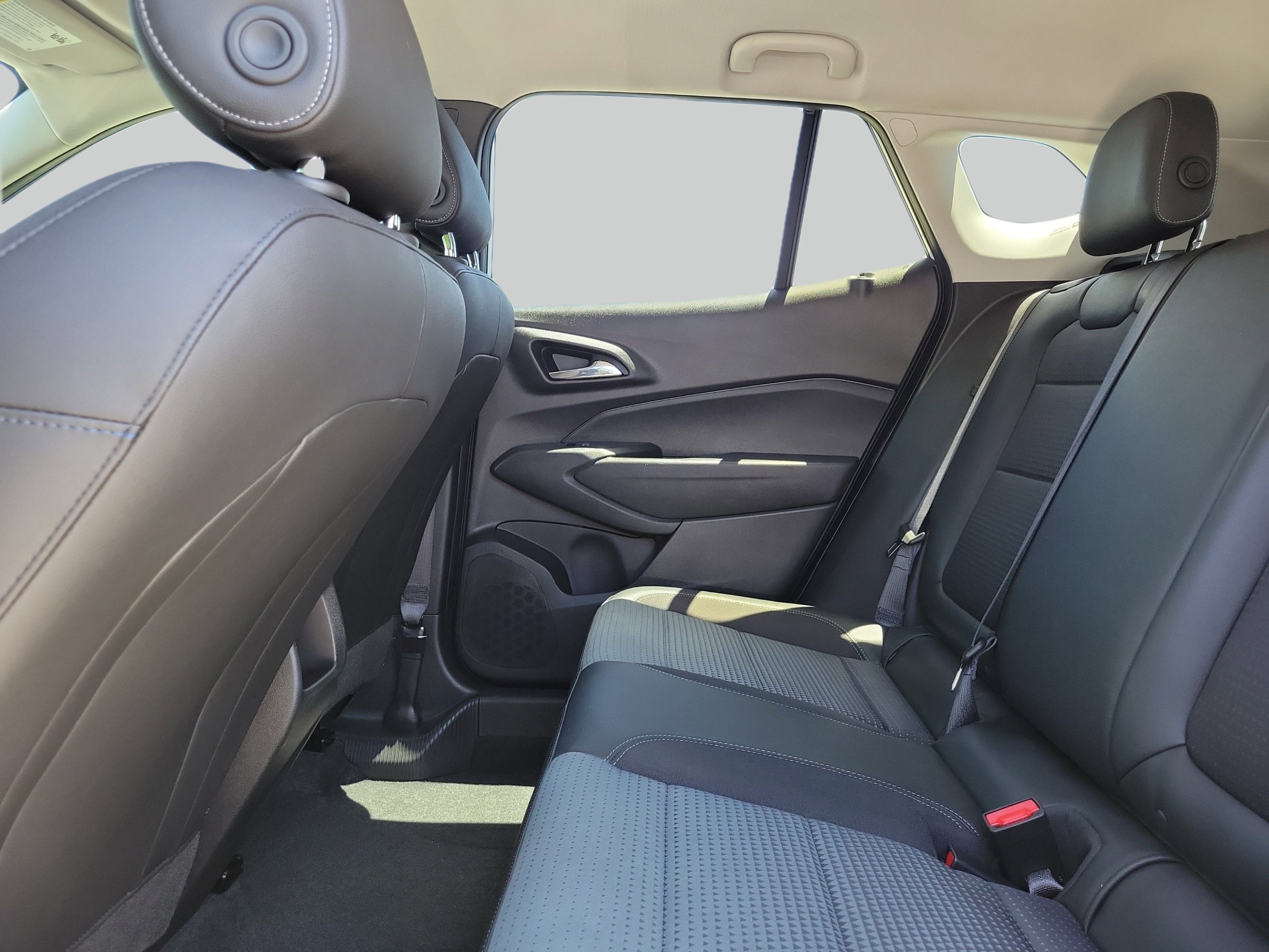 Used 2025 Summit White Chevrolet LT image 10