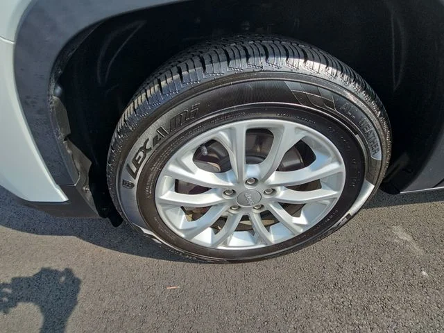 Used 2021 White Jeep Latitude image 34