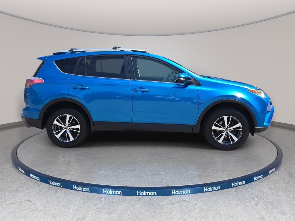 Used 2016  Toyota XLE image 5