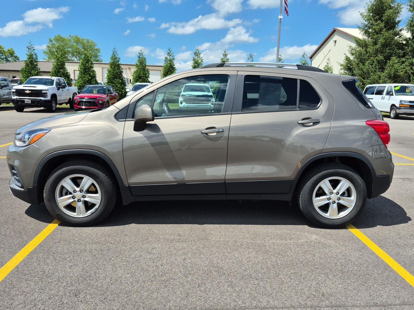 Used 2022 BEIGE CHEVROLET SUV image 8