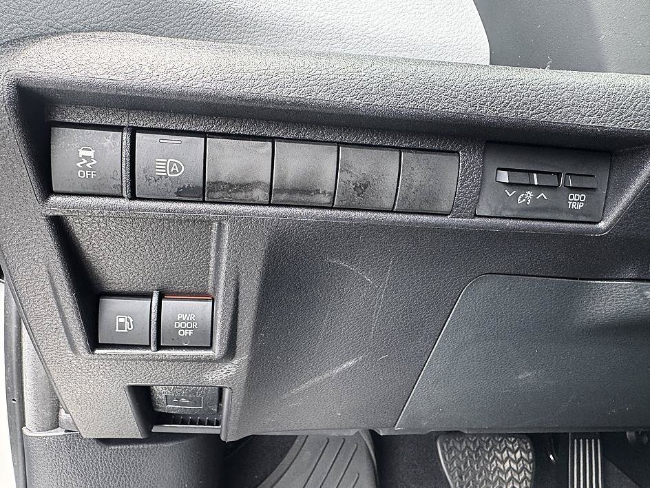 Used 2025 Wind Chill Pearl Toyota XLE image 24