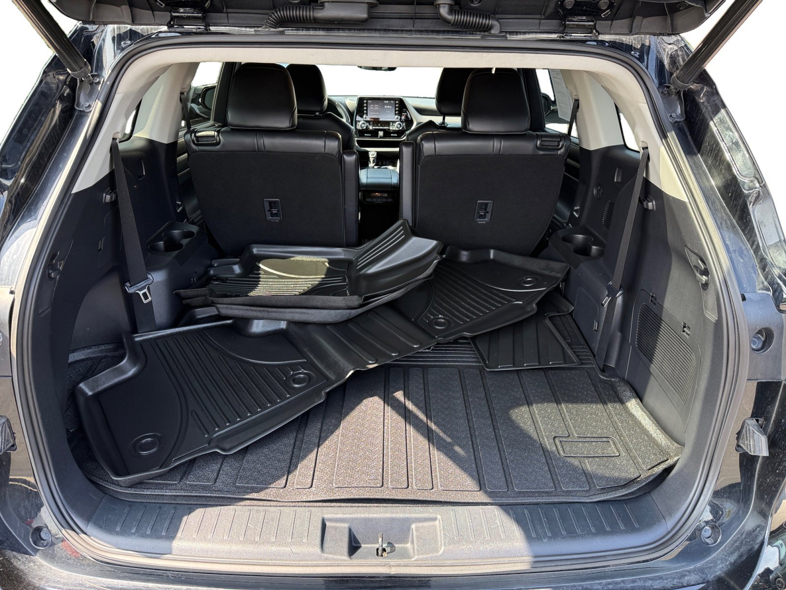 Used 2022 Midnight Black Metallic Toyota XLE image 17