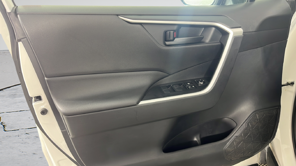 Used 2022 White Toyota LE image 40