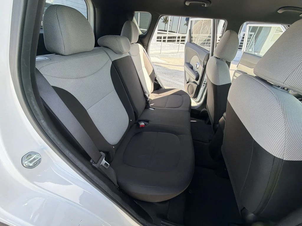 Used 2018 White Kia Base image 34
