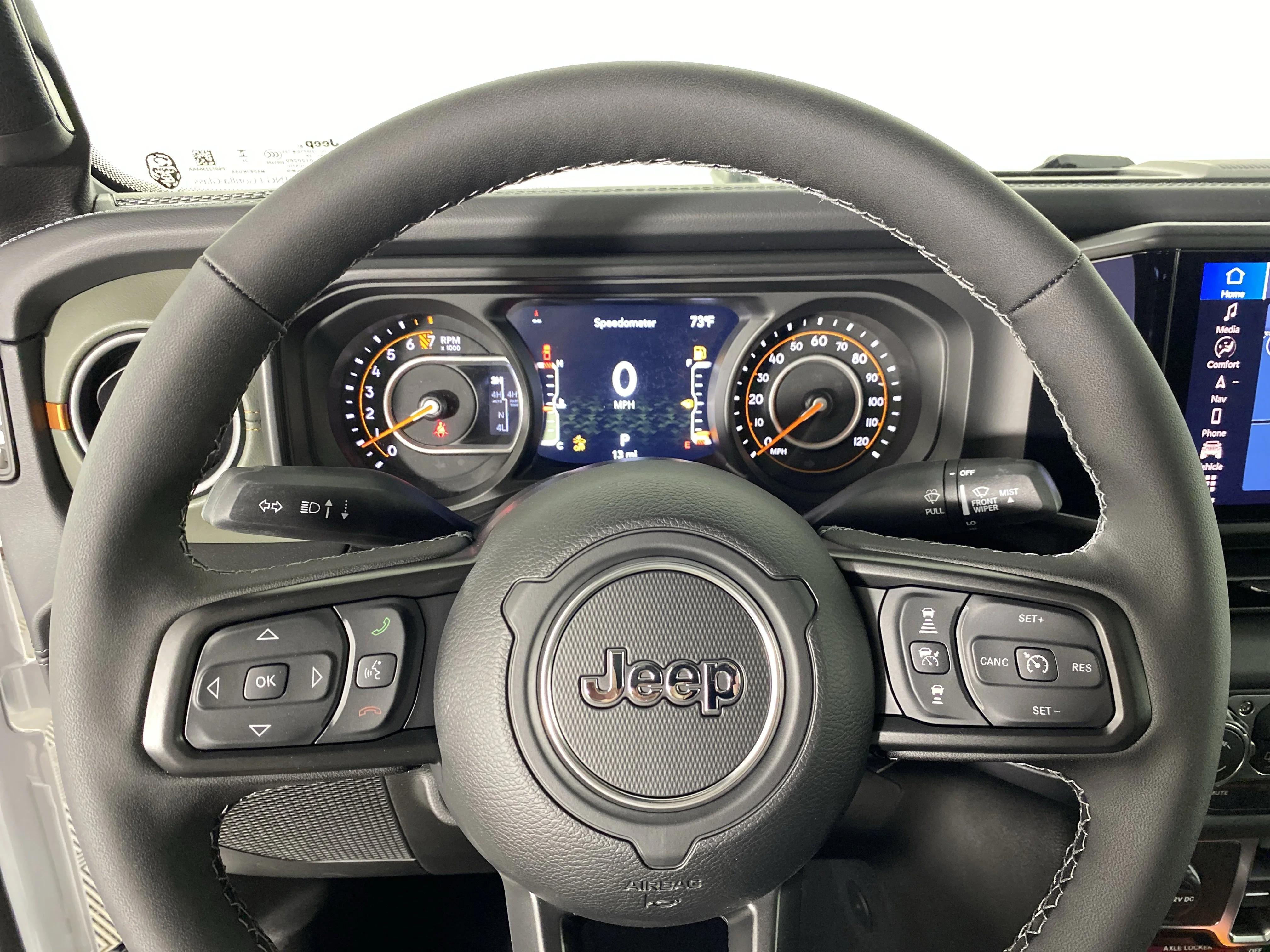 New 2026 Bright White Clear-Coat Exterior Paint Jeep Mojave X image 18