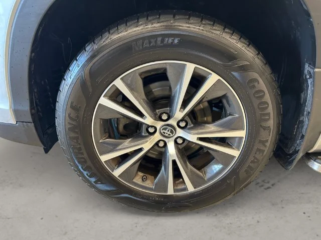 Used 2017 Silver Toyota LE image 14