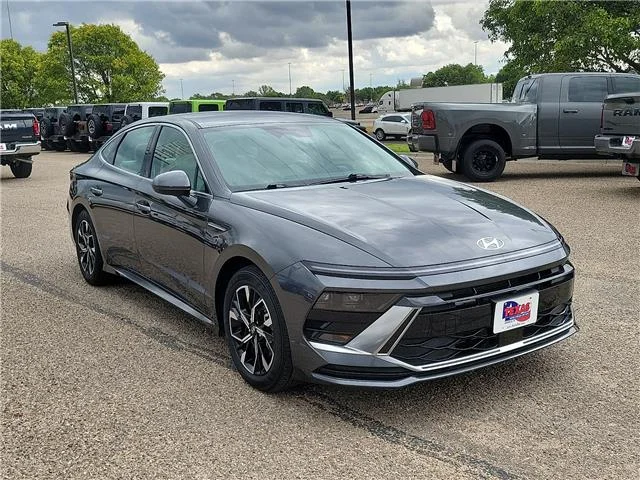 Used 2025 Gray Hyundai SEL Front-Wheel Drive image 6