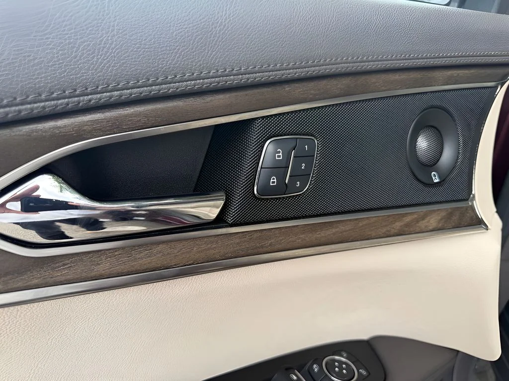 Used 2018 Red Lincoln Reserve image 10