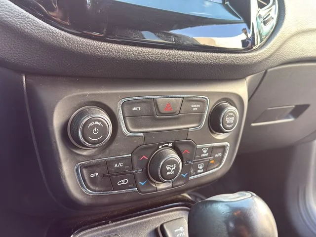 Used 2018 Black Jeep Latitude image 19