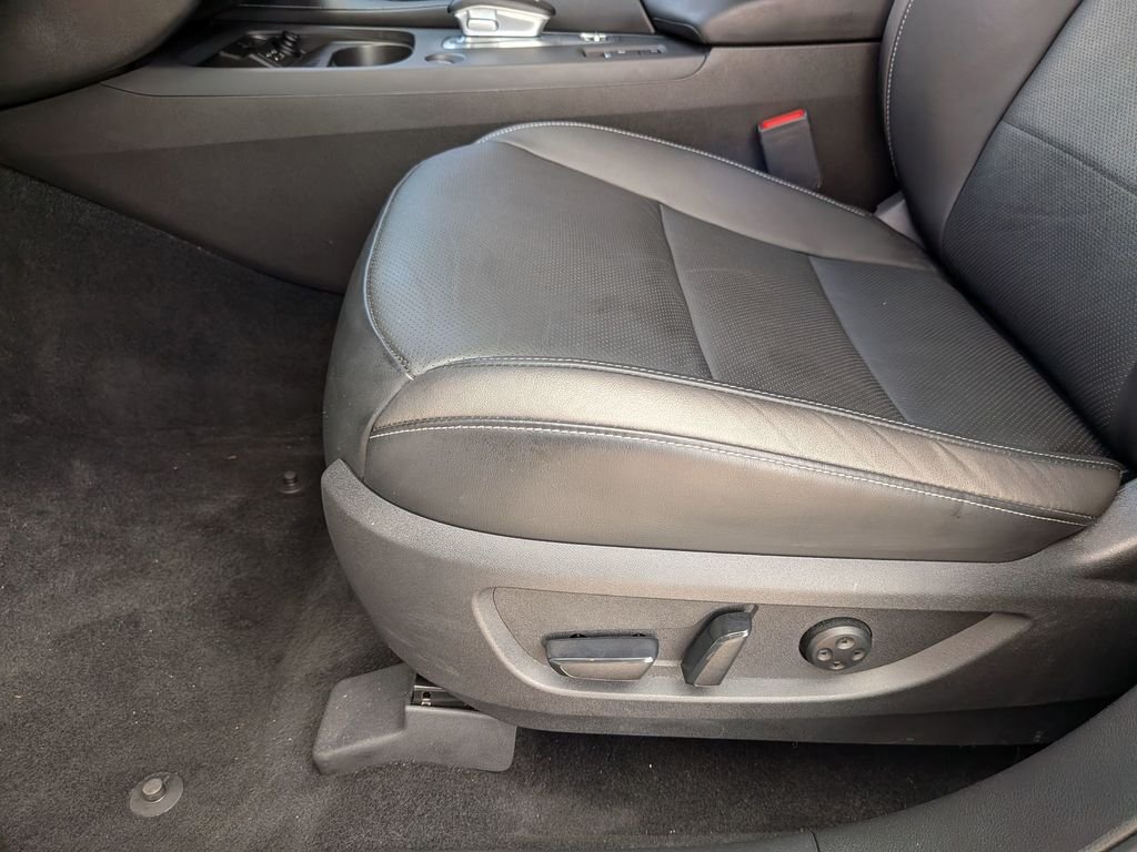 Used 2023 White INFINITI LUXE image 17