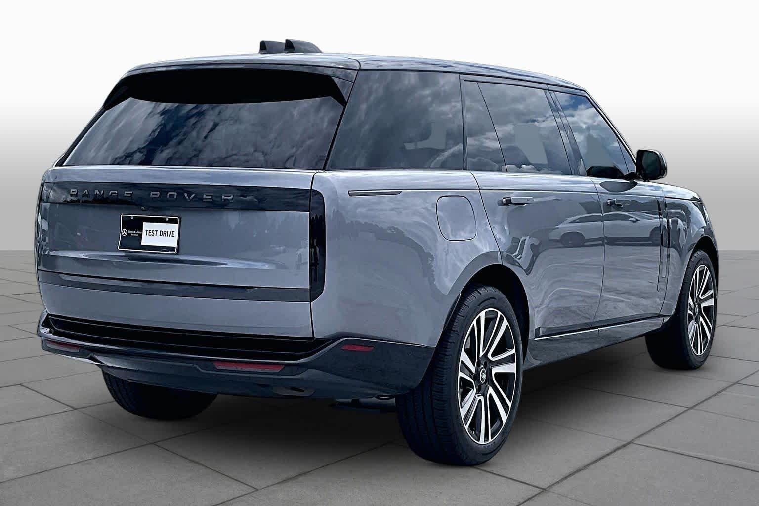 Used 2025 Charente Grey Premium Metallic Land Rover SE image 12