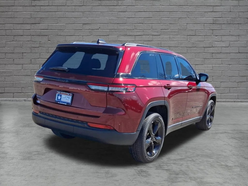 Used 2023 Velvet Red Pearlcoat Jeep Altitude image 11