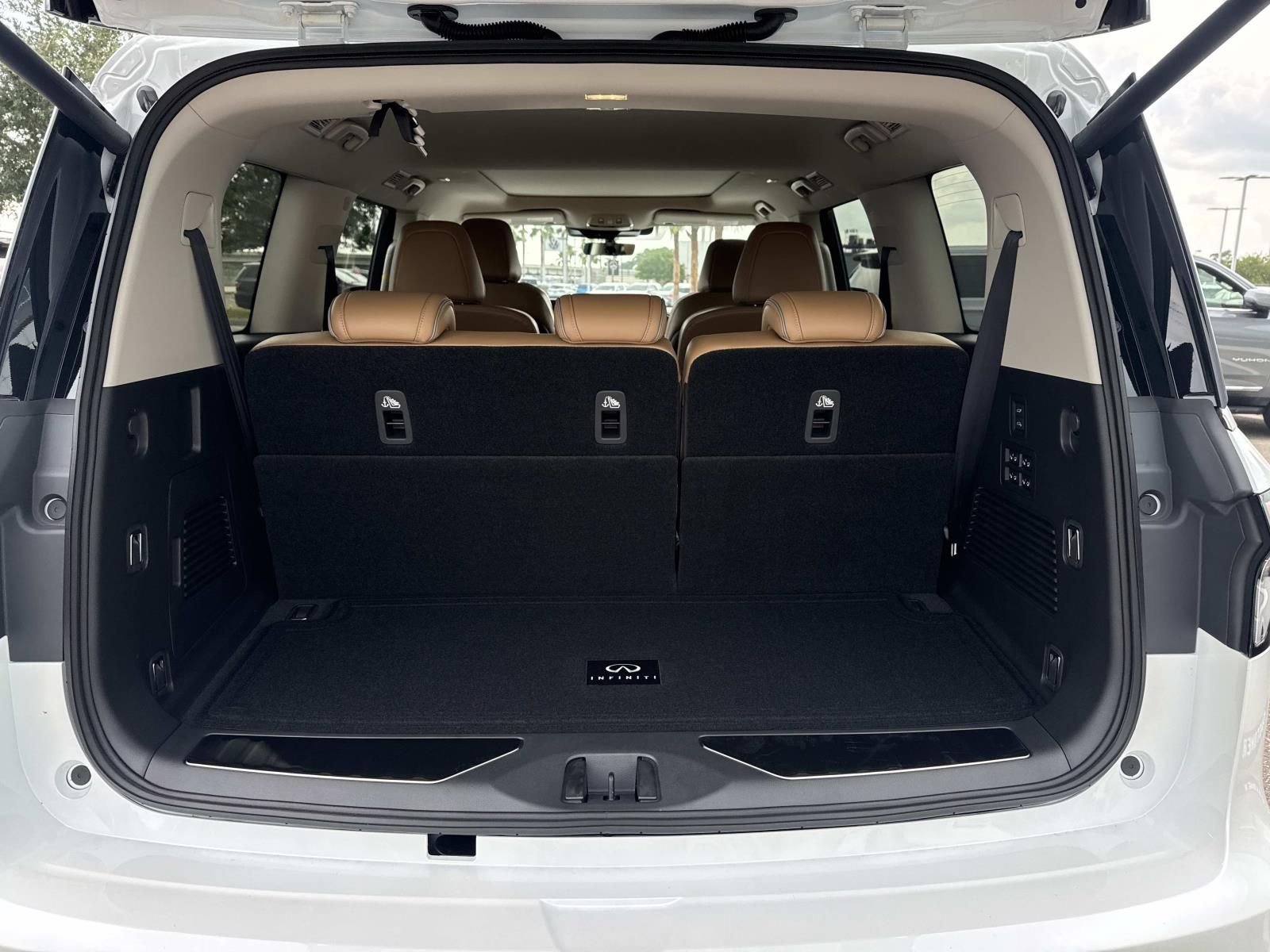 New 2027 RADIANT WHITE INFINITI Luxe 2WD image 7