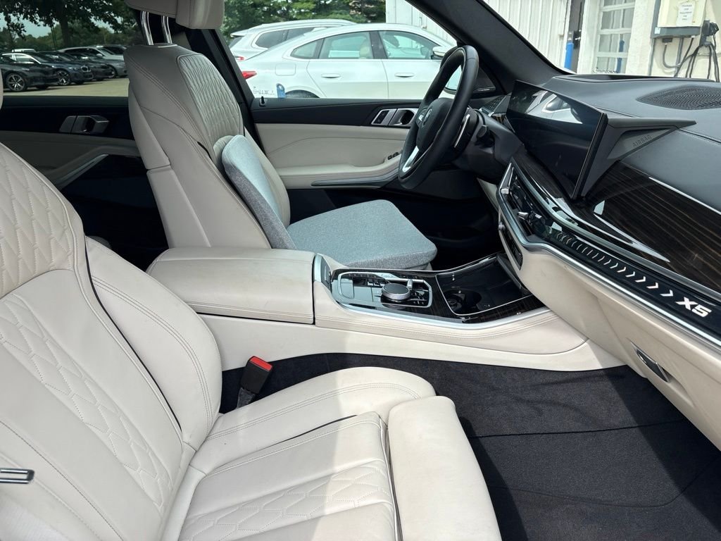 Used 2025 Tanzanite Blue II Metallic BMW xDrive40i image 7