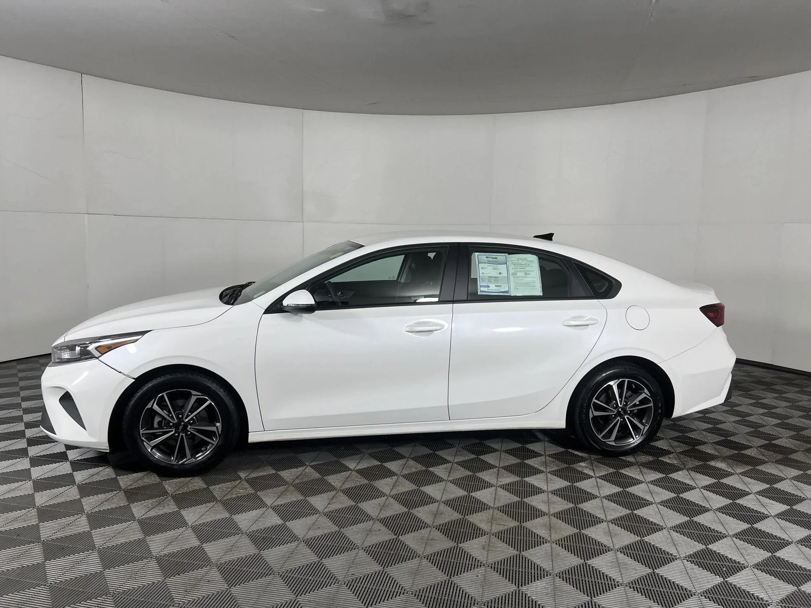 Used 2023 Snow White Pearl Kia LXS image 9