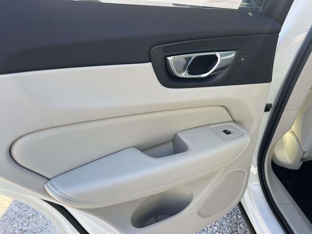2025 Volvo XC60 Plus - Photo 12