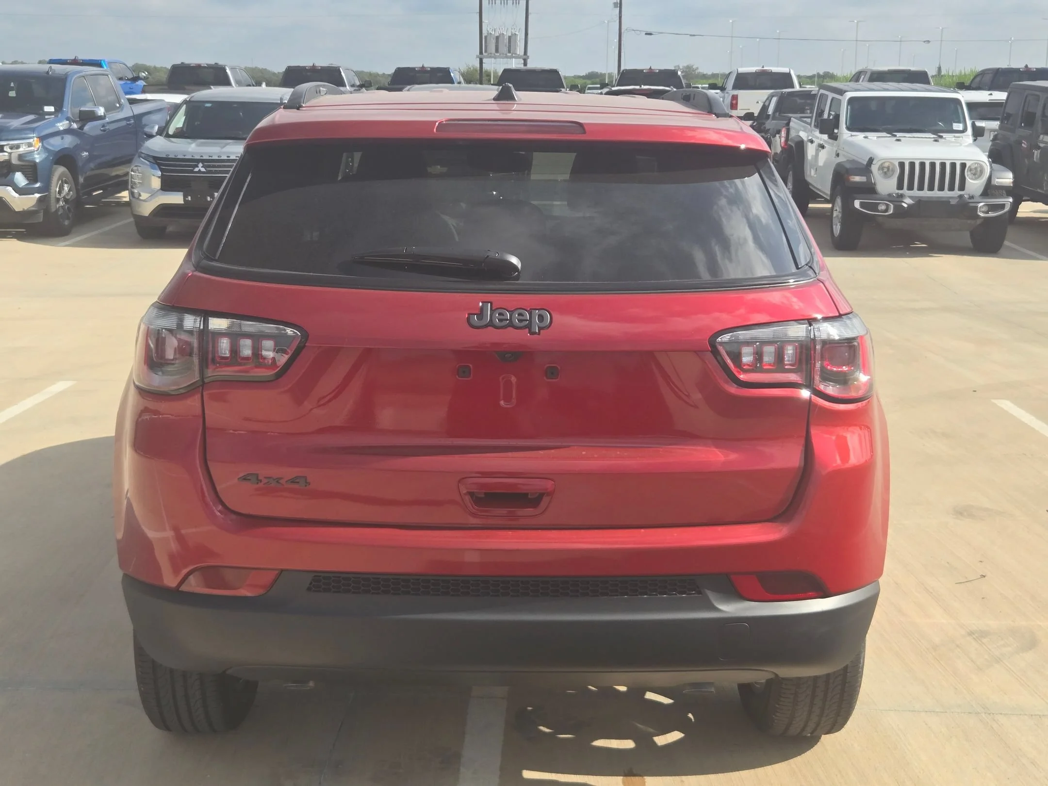 New 2026 Red Hot Pearl-Coat Exterior Paint Jeep Latitude image 4