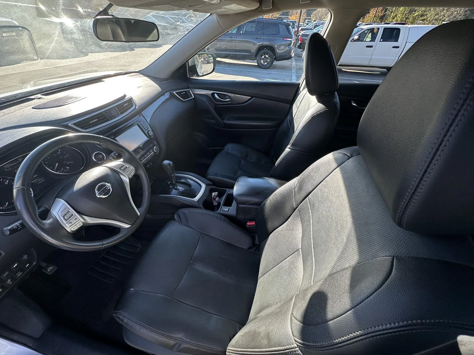 Used 2016 Brilliant Silver Nissan SL image 10