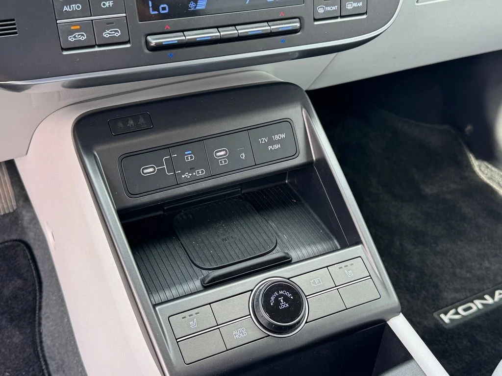 Used 2025 Black Hyundai SEL Convenience image 27