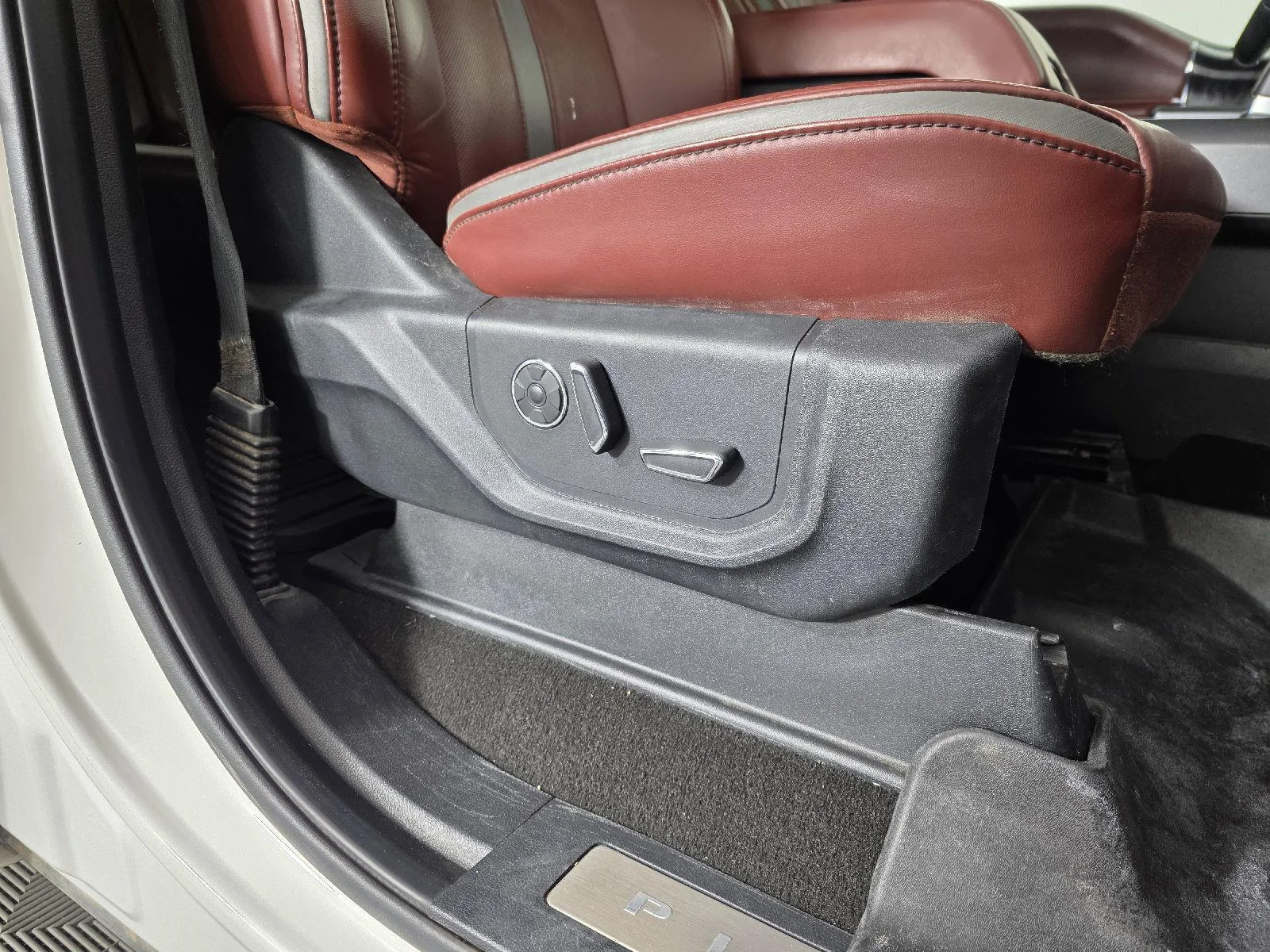 Used 2019 White Platinum Metallic Tri-Coat Ford Platinum image 23