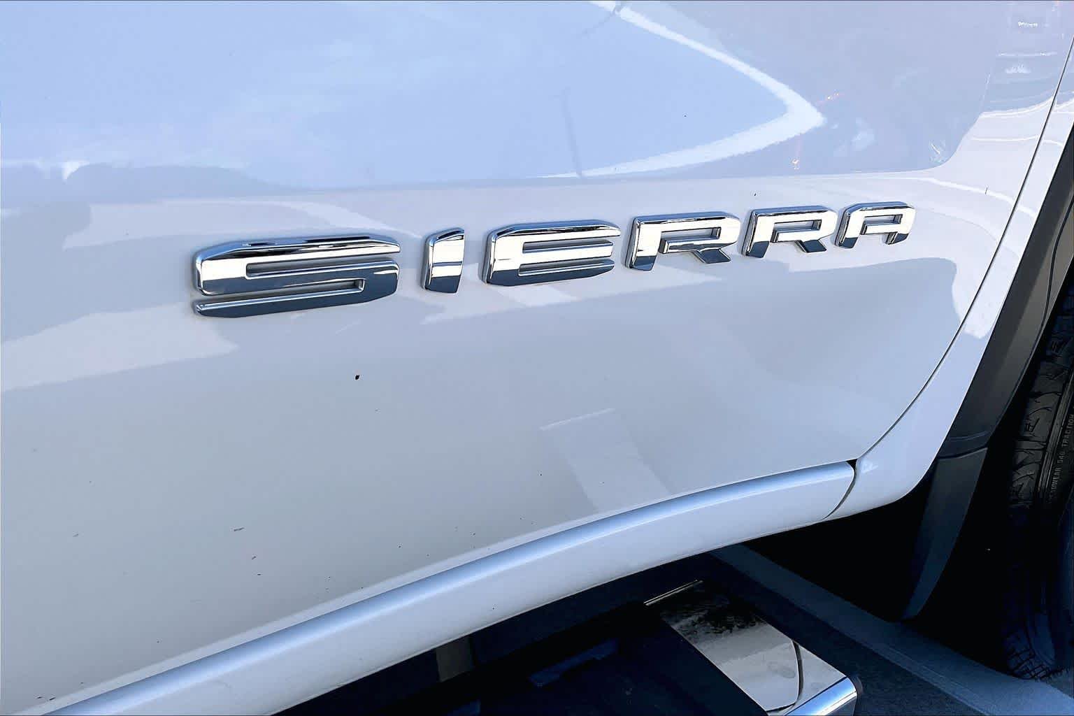 Used 2021 Summit White GMC  image 10