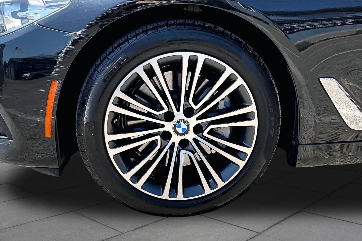 Used 2019 Black Sapphire Metallic BMW 530i image 13